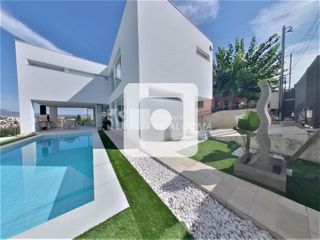 Chalet in Can Parellada. Torre de diseo moderno, con cuidados acabados y fantsticas vis