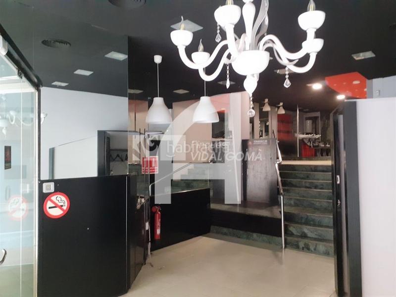 Foto ee4ff760-faa6-492a-b903-c79c7ee49f7d. Location local commercial dans Barri del Centre Terrassa