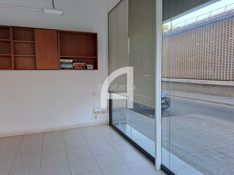 Foto 3448aa73-9cd5-4c6d-8ecf-893e5d6403f6. Alquiler local comercial local esquinero en alquiler en c. infant martí, en Terrassa