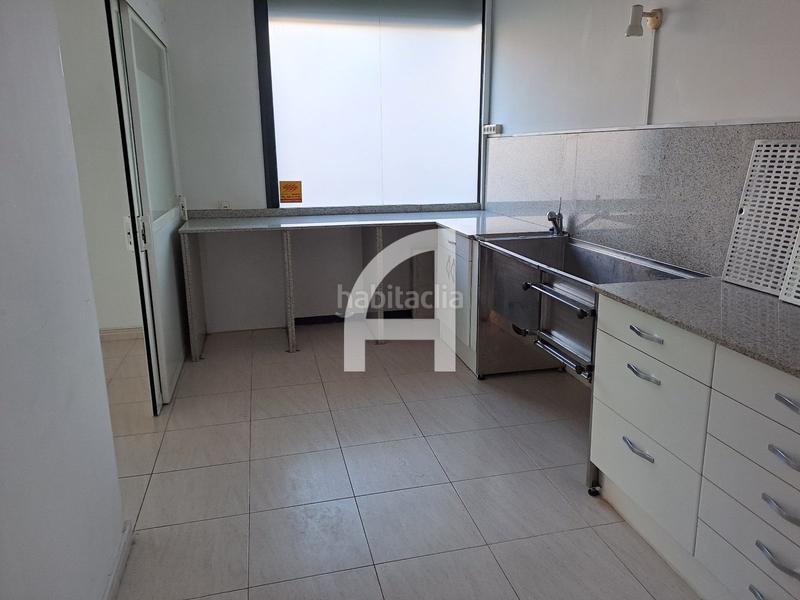 Foto 68f1d324-e80b-40a5-9680-85d26e9d662c. Alquiler local comercial local esquinero en alquiler en c. infant martí, en Terrassa