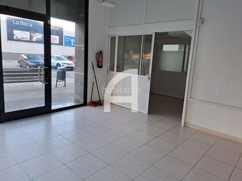 Foto bb626d39-c3a5-4028-bf2d-270d665aee5f. Alquiler local comercial local esquinero en alquiler en c. infant martí, en Terrassa