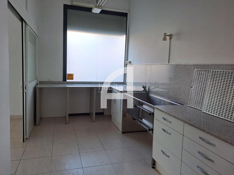 Foto c201cb9b-3cf9-4882-9aab-a642ef5ab6d8. Alquiler local comercial local esquinero en alquiler en c. infant martí, en Terrassa