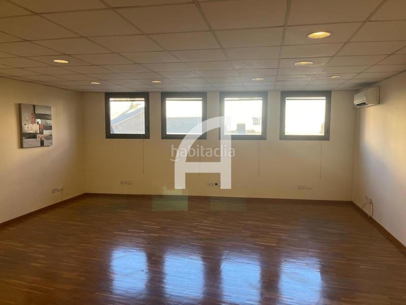 Foto 22b7e30f-68a2-47c7-8ef8-b8922657cc89. Location bureau avec chauffage dans Barri del Centre Terrassa