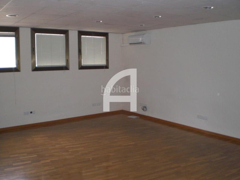 Foto 3f3b657a-2fe0-4904-8aa2-960bcb3eb059. Location bureau avec chauffage dans Barri del Centre Terrassa