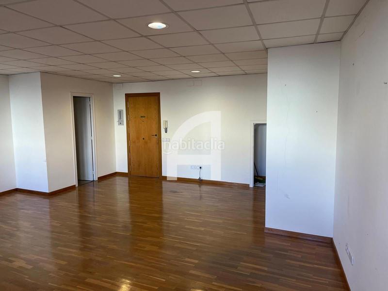 Foto afbfdefa-ebfe-42c3-b6cc-af59c74f7c9d. Location bureau avec chauffage dans Barri del Centre Terrassa