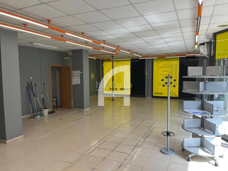Foto 3291705b-09e9-4a8d-911c-0a547a9f7f85. Alquiler local comercial local de alquiler esquinero a pocos minutos del centro en Terrassa