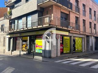 Location Local commercial  Galileu. Local de  alquiler esquinero a pocos minutos del centro