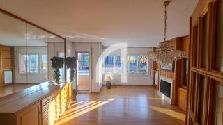 Pis  Avinguda de josep tarradellas. Amplio piso de  4 habitaciones con balcón