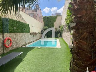 Casa  Carrer del pare llaurador. Casa seminueva con piscina privada, jardín, ascensor y garaje en