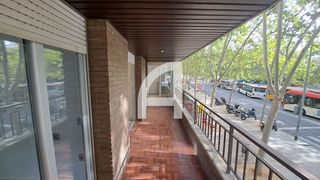 Pis  Rambla d'�gara. Amplio piso esquinero con amplio balc�n y mucha luz en pleno cen