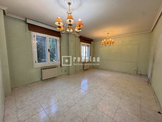 Appartamento  De embajadores. Magnífica vivienda de 129m con patio y garaje en una de las mejo
