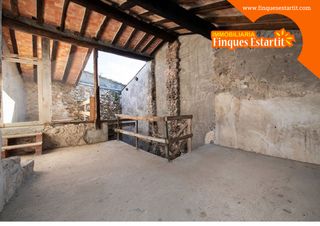 Maison à Crespià. Gran casa de pueblo de piedra de 246 m en 3 plantas con garaje c