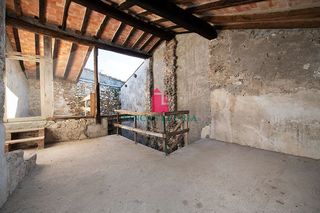 Maison à Crespià. Gran casa de pueblo de piedra de 246 m en 3 plantas con garaje c