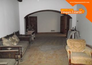 Casa in Torroella de Montgrí. Gran casa de pueblo de 640 m a reformar con garaje para 10 coche