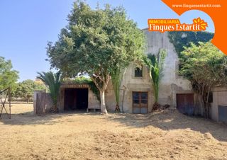 House in Serra de Daró. Gran masía del siglo xviii para construir 4 propiedades