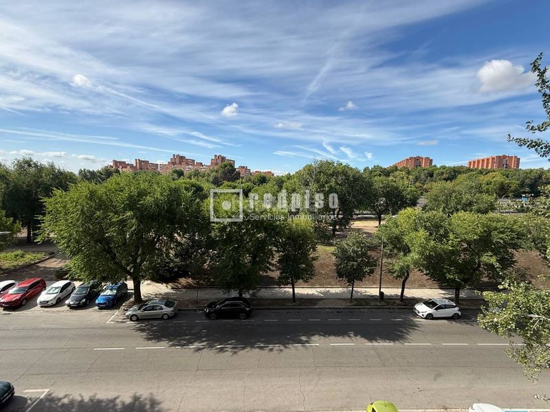 Foto e41b3fe0-dfdf-4d89-9d78-fcbf076aeb2d. Piso totalmente reformado en Pavones Madrid