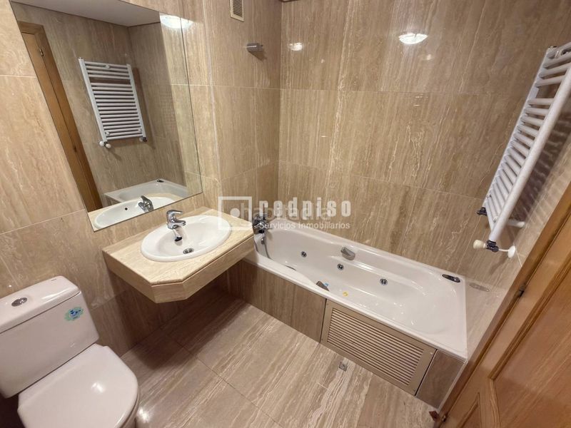 Foto 40c04df2-71a2-4a10-bf67-a52242989081. Pis amb calefacció aparcament piscina a Las Águilas Madrid