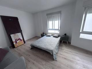 Estudi a Parque Victoria Eugenia. Estudio en venta en hospital civil, 3 dormitorios.
