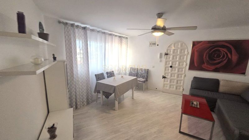 Foto f6ea0b7e-893e-47fa-be21-afdcf133a51f. Pis amb piscina a Playamar - Benyamina Torremolinos