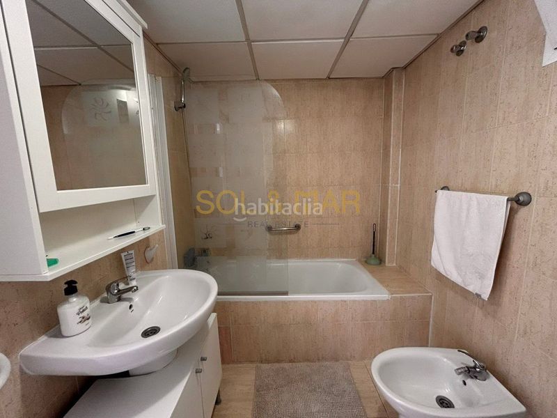 Foto d56d4b7f-72bd-4816-8c66-892773472b8e. Pis amb calefacció aparcament piscina a Zona Centro Comercial Torrequebrada Benalmádena