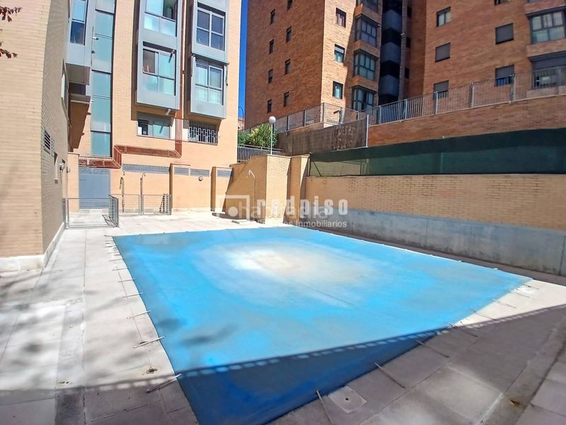 Foto cf97e57c-3241-4798-8e0a-dab2f266bc86. Pis amb aparcament piscina a Lucero Madrid