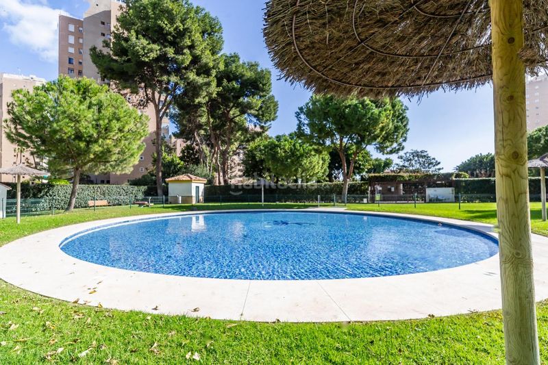Foto b213bb23-cd4d-4929-af33-7f59b80f4957. Pis amb aparcament piscina a Playamar - Benyamina Torremolinos