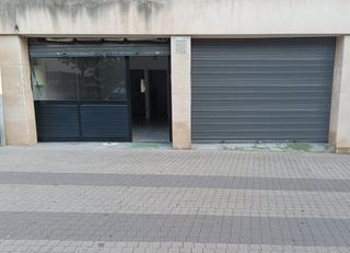 Lloguer Local Comercial  Carrer de valentí iglesias. Local en sant andreu. 2 escaparates, buen estado.