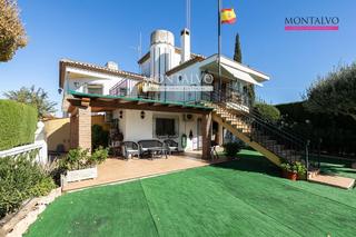 Chalet à Río danubio 8. Chalet con piscina y encanto natural en urbanización san javier,