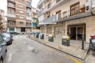 Local commercial à Santa aurelia 1. Gran local haciendo esquina zona alhamar