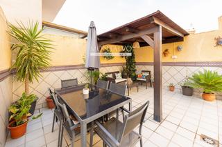 Casa adossada a Diputacion 61. Casa adosada con patio y sótano junto a mercadona