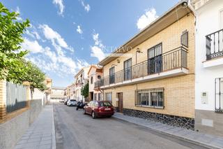 Casa adossada a Granada 8. Casa con encanto en alhendín  fachada a dos calles, gran patio y