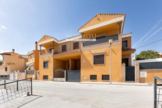 Haus  Espiritu santo 46. Vive con amplitud, confort y luz en esta pareada en baza