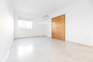 Casa adosada en Rio tajo 35. Espacio, luz y confort en tu nuevo hogar en atarfe
