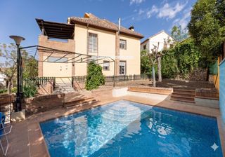 Casa in Molino alto 54. Chalet independiente en huétor santillán