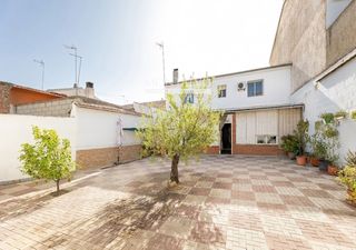 Maison  Camino del cementerio 3. Casa de casi 300 m con gran patio en pleno centro de atarfe