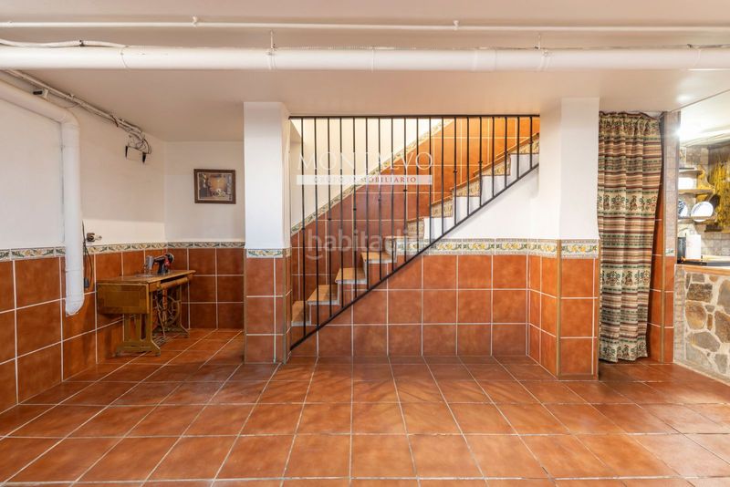 Foto d89bdc21-21b8-40e8-8ee1-17ee01e2679f. Casa adossada amb aparcament a Atarfe