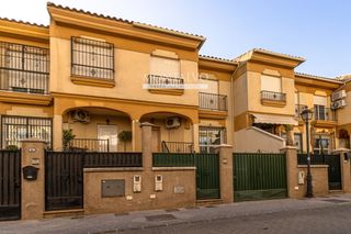 Location Maison jumelée  Medico rafael moreno peregrín 8. Alquiler en casa sin amueblar con patio, porche y cochera privad