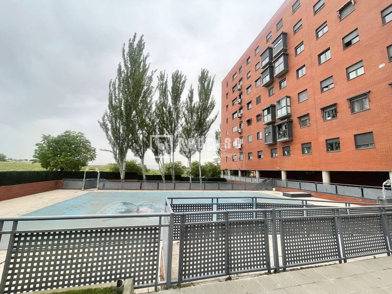 Foto 7a7bb758-eb04-4271-bc86-502729cb617f. Pis amb calefacció aparcament piscina a Orcasitas Madrid
