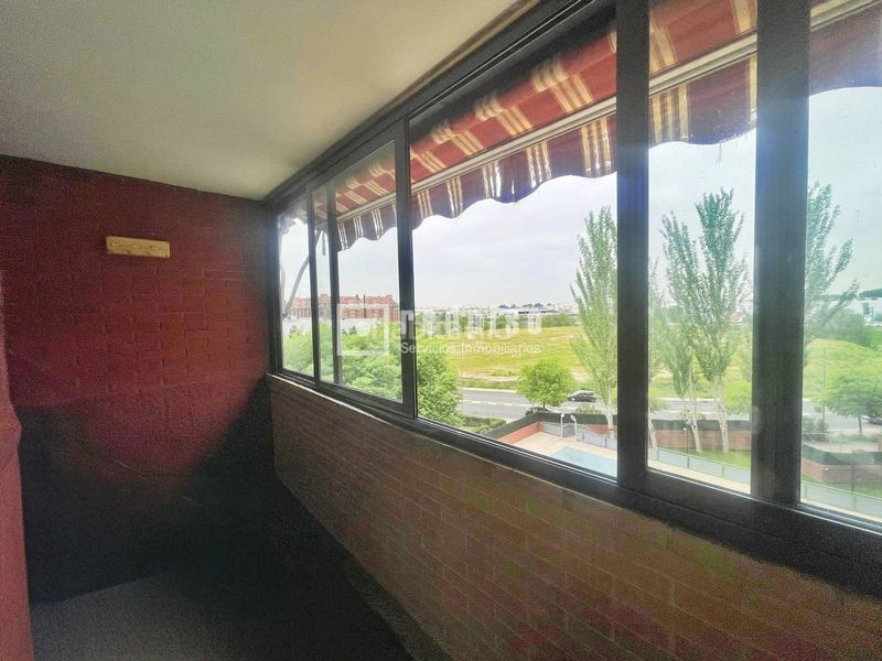 Foto f771be40-fe03-44bb-bd4a-b7afa7c9cbe6. Pis amb calefacció aparcament piscina a Orcasitas Madrid