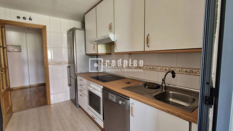 Foto 1b3a30e4-90d0-4cf8-9464-95b1a2bec7b2. Pis amb calefacció aparcament piscina a Orcasitas Madrid