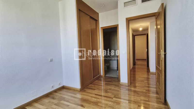 Foto 6a9cc9f6-de0f-4cab-ae5e-ea75d10dd11f. Pis amb calefacció aparcament piscina a Orcasitas Madrid