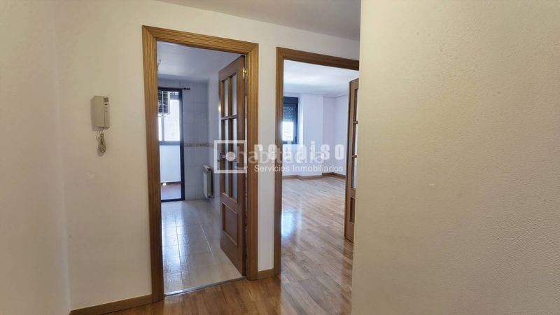 Foto a8c2f803-d1b0-4a89-bf16-ecb7da72c42e. Pis amb calefacció aparcament piscina a Orcasitas Madrid
