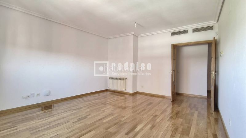 Foto b75a994d-666e-44d0-bedb-525014a604b6. Pis amb calefacció aparcament piscina a Orcasitas Madrid