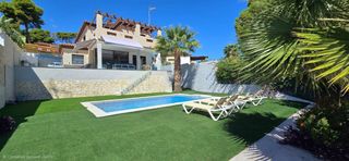 Casa a El Pinar- Palacio de Congresos. Chalet independiente con jardín, piscina privada y licencia turí