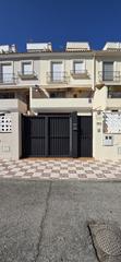 Maison jumelée à La Colina. Exclusiva casa adosada en primera línea de golf en la colina, to