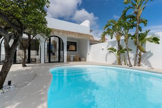 Casa a El Pinillo. Villa de lujo a estrenar con piscina privada