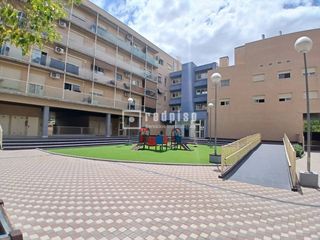 Pis a Soto de Henares. Piso en venta con piscina, dos plazas de garaje y trastero