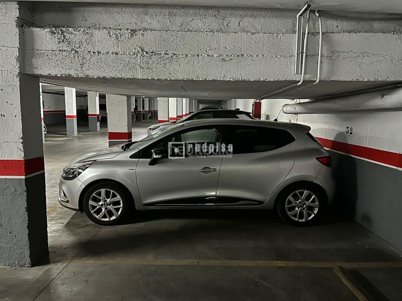 Foto c447da77-fc63-45d3-8e92-a35a7f177b54. Parking coche redpiso usera rio vende plaza de garaje en Madrid