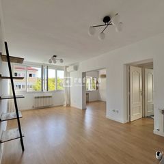 Location Appartement  Del comandante fortea. Amplia vivienda de tres habitaciones con doble orientación en ca