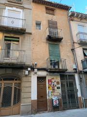 Casa  Carrer bisbal. Casa + local comercial en venta
